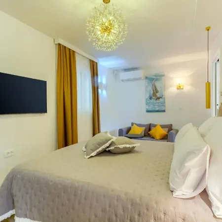 Πανσιόν Luxury - City Centar 4*