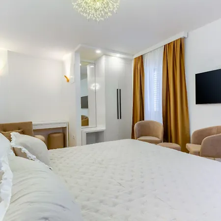 Luxury - City Centar Πανσιόν 4*