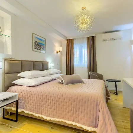 Πανσιόν Luxury - City Centar 4*