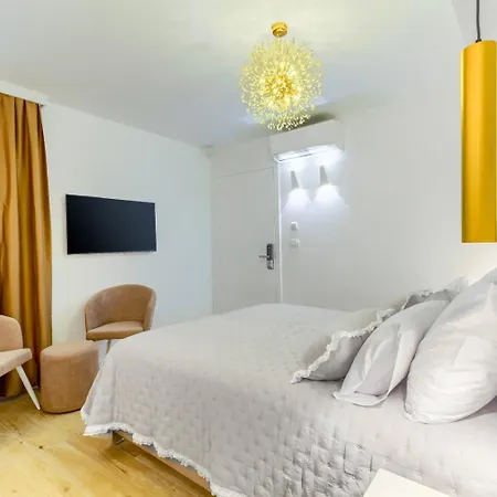Luxury - City Centar Πανσιόν 4*