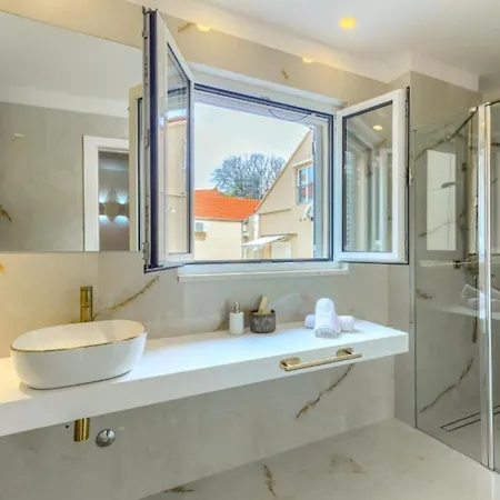 Πανσιόν Luxury - City Centar