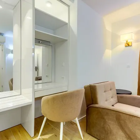 Πανσιόν Luxury - City Centar 4*
