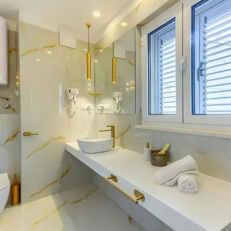 Luxury - City Centar Πανσιόν 4*