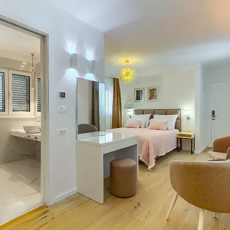 Πανσιόν Luxury - City Centar 4*