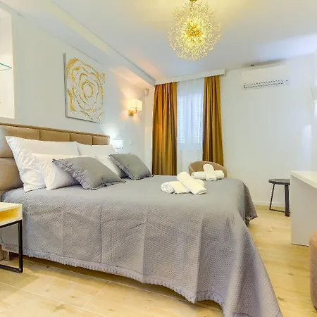 Πανσιόν Luxury - City Centar 4*