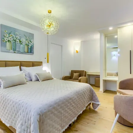 Luxury - City Centar Πανσιόν 4*